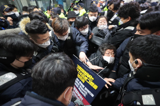 3일 오전 전국장애인차별철폐연대(전장연) 활동가들이 서울 4호선 동대문역사문화공원에서 지하철 탑승을 시도하다가 서울교통공사 측과 거칠게 대치하고 있다.<연합뉴스>